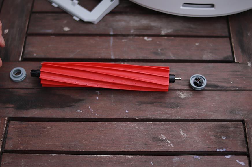 Резиновая щетка Roborock Q7 разбирается с двух концов.